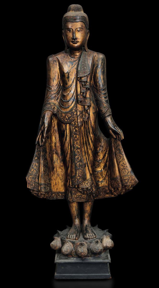 Grande figura di Buddha stante in legno dorato con inserti in pietre dure, Thailandia, metà XIX secolo  - Asta Fine Chinese Works of Art - Cambi Casa d'Aste