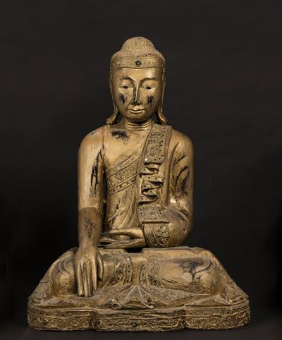Figura di Buddha Sakyamuni in Legno Dorato con Inserti in Metallo e Specchi, Thailandia, Inizio X...
