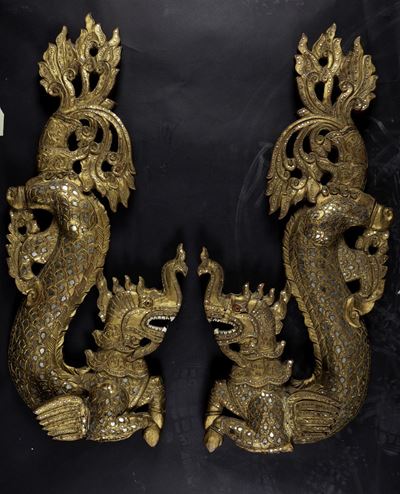 Coppia Fregi in Legno Intagliato e Dorato a Foggia di Drago con Applicazioni a Specchio, Thailand...