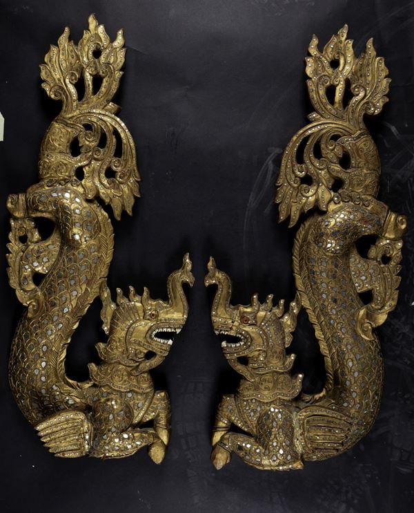 Coppia fregi in legno intagliato e dorato a foggia di drago con applicazioni a specchio, Thailandia, XX secolo