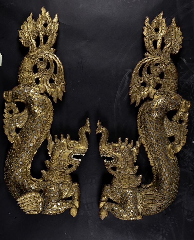 Coppia fregi in legno intagliato e dorato a foggia di drago con applicazioni a specchio, Thailandia, XX secolo  - Asta Arte Orientale - Cambi Casa d'Aste