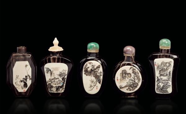 Cinque snuff bottles in corno con inserti in avorio finemente incise con scene naturalistiche e iscrizioni, Cina, inizio XX secolo