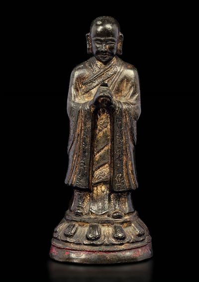 Figura di Monaco Stante su Fiore di Loto in Bronzo con Tracce di Doratura e Policromia, Cina, Din...