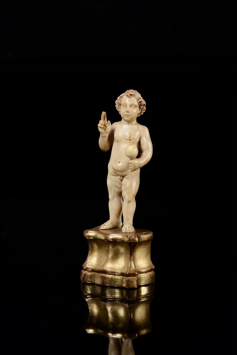 Salvator Mundi in Avorio Scolpito, Base in Legno Sagomato e Dorato. Arte Indo-portoghese del XVII...