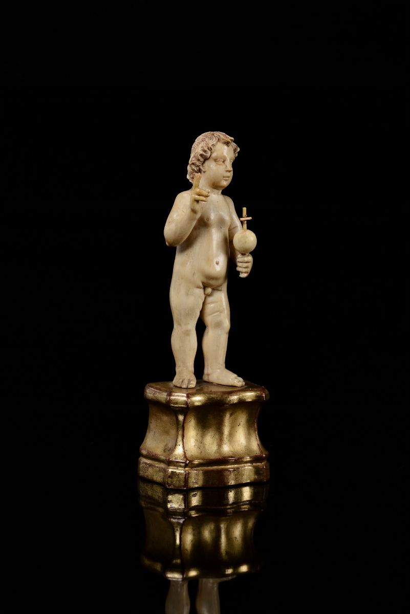 Salvator Mundi in Avorio Scolpito, Base in Legno Sagomato e Dorato. Arte Indo-portoghese del XVII...