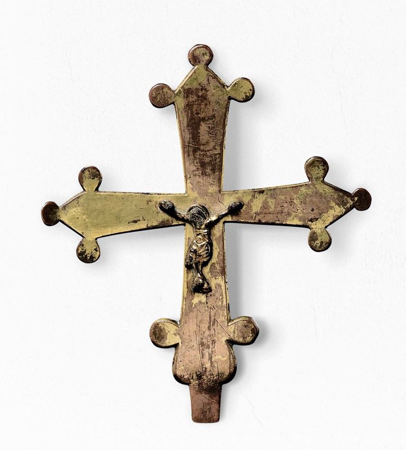 Croce astile Rame dorato Oreficeria tardo gotica inizi XV secolo.  - Asta Scultura e Oggetti d'Arte - Cambi Casa d'Aste
