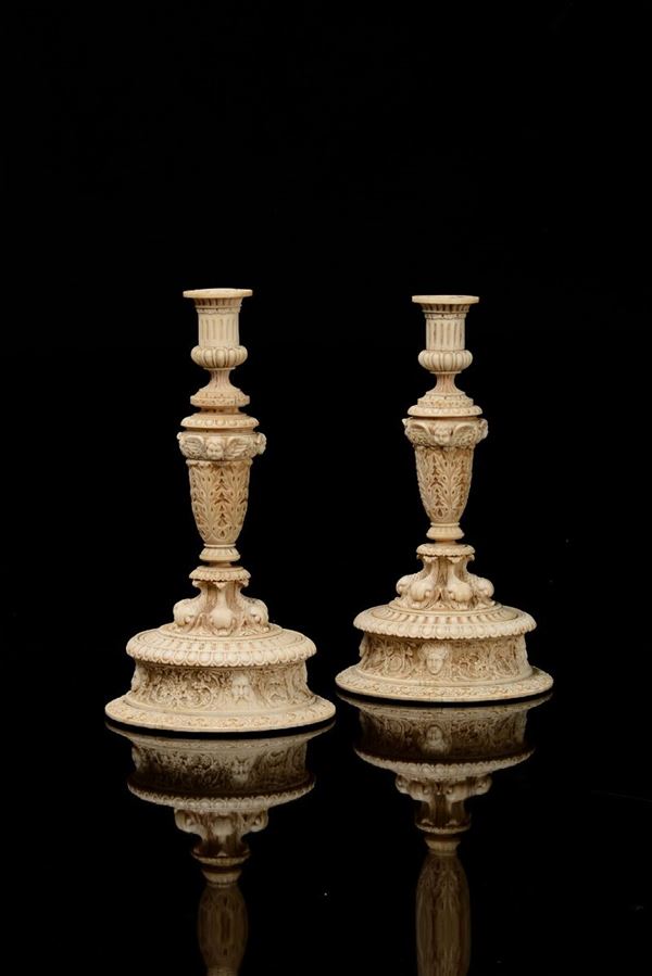 Importante coppia di candelieri in avorio tornito e scolpito. Francia, Dieppe (?), XIX secolo
