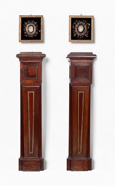 Due Reggibusti. Lastronatura in Legno di Noce e Finimenti a Perlinatura in Rame Dorato Toscana XV...