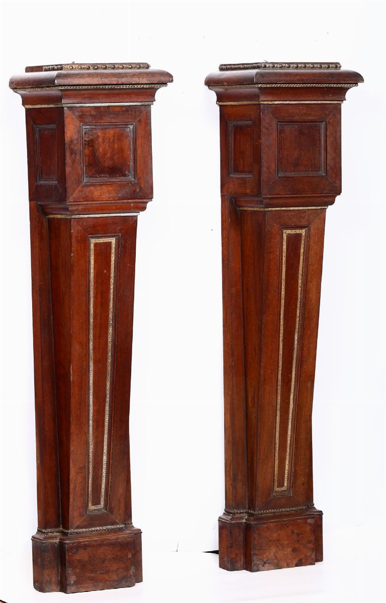 Due Reggibusti. Lastronatura in Legno di Noce e Finimenti a Perlinatura in Rame Dorato Toscana XV...