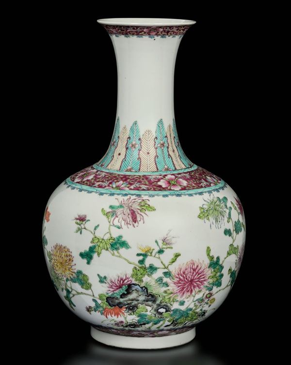 Vaso a bottiglia in porcellana Famiglia Rosa con decoro floreale di peonie, Cina, fine XIX secolo