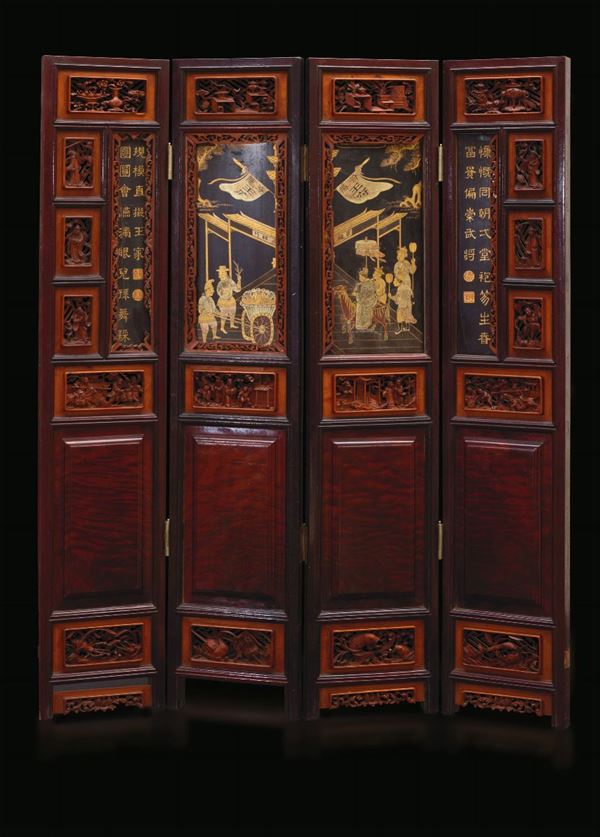 Paravento a quattro ante in legno finemente intagliato e laccato con raffigurazioni di scene di vita comune e iscrizioni in oro su fondo nero, Cina,  seconda metà XIX secolo