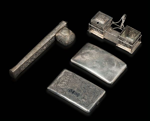 Lotto di oggetti in argento cesellato e sbalzato composto da coppia di scatole, pipa e calamaio, Cina, inizio XX secolo