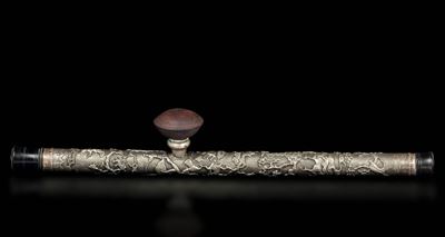 Pipa in Argento e Carica in Grès Yixing con Decoro a Rilievo di Personaggi Entro Paesaggio, Tibet...