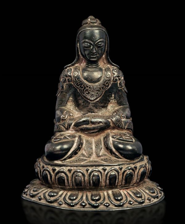 Figura di Amitayus seduto su doppio fiore di loto in argento, Tibet, XVIII secolo
