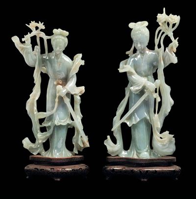 Coppia di Figure Femminili con Fiori e Spade Scolpite in Giadeite, Cina, Repubblica, XX Secolo