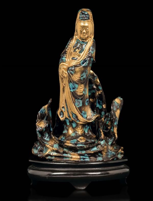 Figura di Guanyin stante parzialmente dorata in porcellana a smalti policromi a finto bronzo ocra e turchese, Cina, Dinastia Qing, epoca Daoguang  (1821-1850)