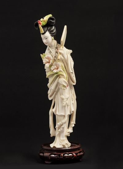 Figura di Guanyin Stante con Ventaglio e Fiori in Avorio Scolpito, Cina, Inizio XX Secolo