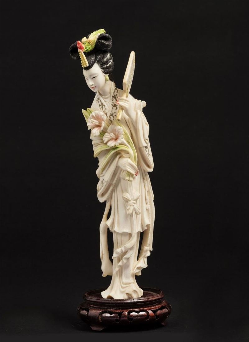 Figura di Guanyin stante con ventaglio e fiori in avorio scolpito, Cina, inizio XX secolo  - Asta Arte Orientale - Cambi Casa d'Aste