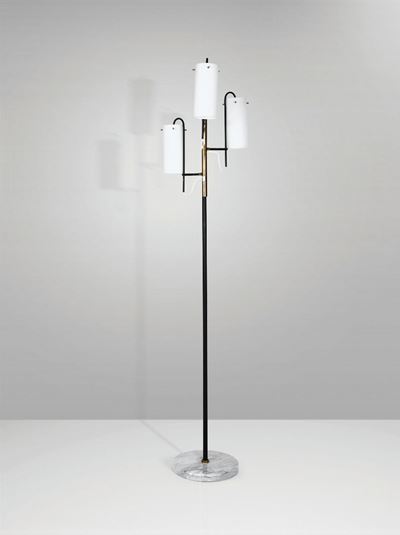 Lampada da Terra con Base in Marmo, Struttura in Metallo e Paralume in Vetro Opalino.