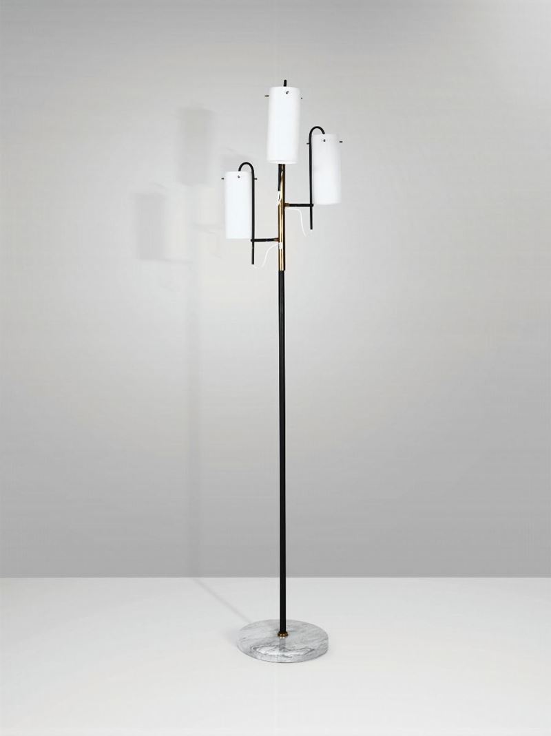 Lampada da terra con base in marmo, struttura in metallo e paralume in vetro opalino.  - Auction Design - Cambi Casa d'Aste