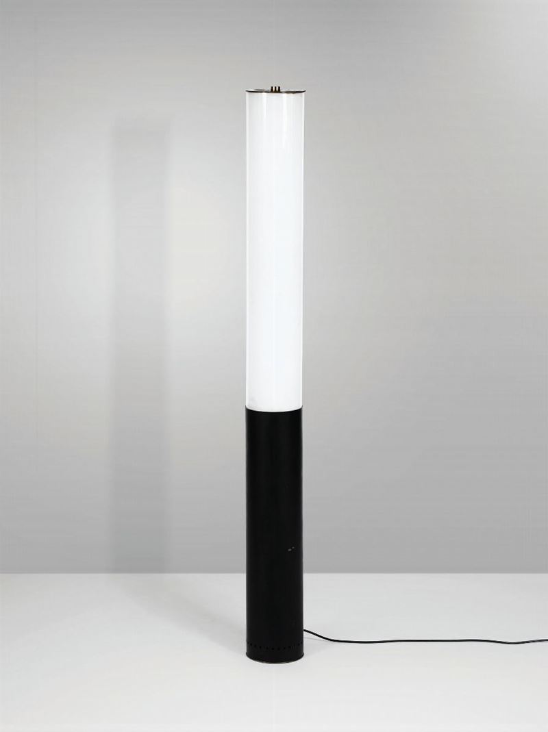 Lampada da terra con struttura in ottone, base in metallo laccato e paralume in perspex.  - Auction Design - Cambi Casa d'Aste