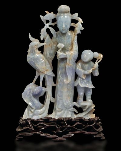 Figura di Guanyin con Bambino e Volatile Scolpita in Giadeite Lavanda e Russet, Cina, Repubblica,...
