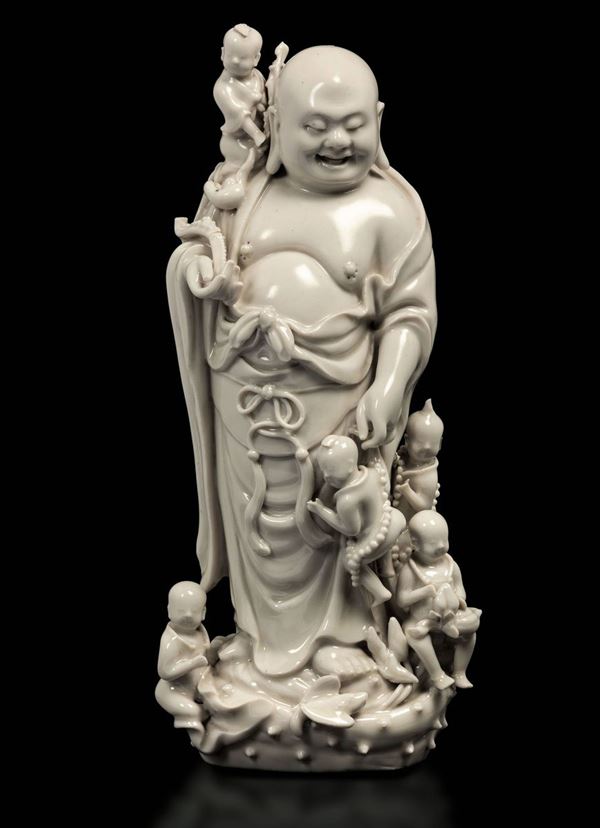 Figura di Budai in porcellana Blanc de Chine Dehua con bambini, Cina, XIX secolo