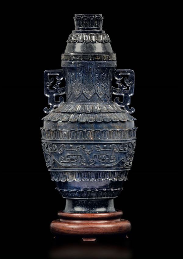 Vaso con coperchio in lapislazzulo scolpito con decoro geometrico d'ispirazione arcaica, Cina, Dinastia Qing, epoca Qianlong (1736-1796)