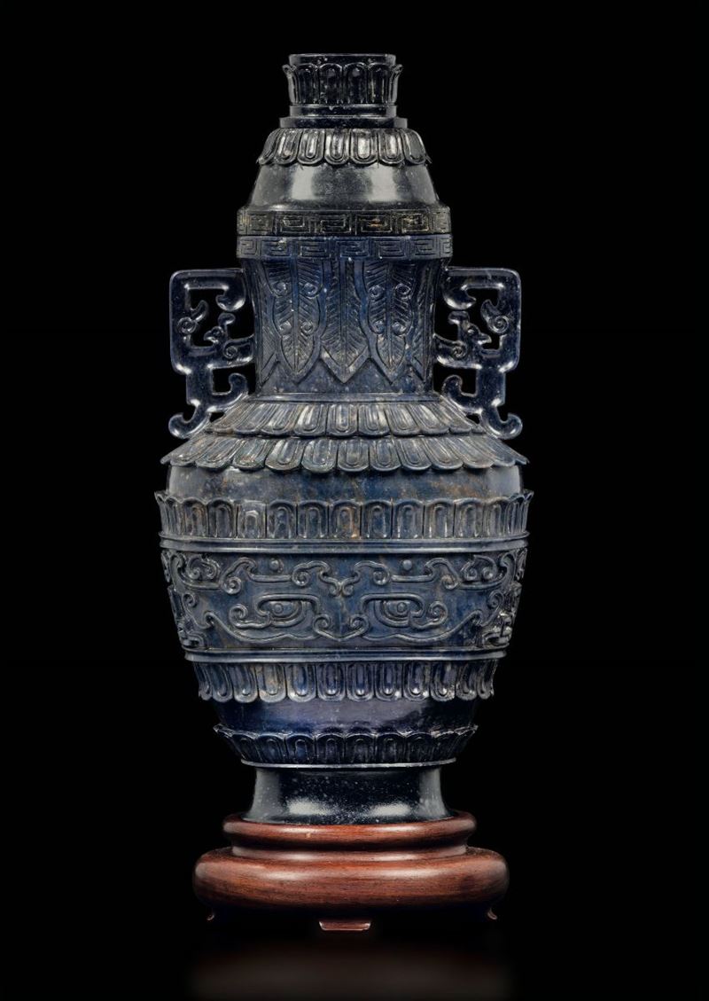 Vaso con coperchio in lapislazzulo scolpito con decoro geometrico d'ispirazione arcaica, Cina, Dinastia Qing, epoca Qianlong (1736-1796)  - Asta Fine Chinese Works of Art - Cambi Casa d'Aste
