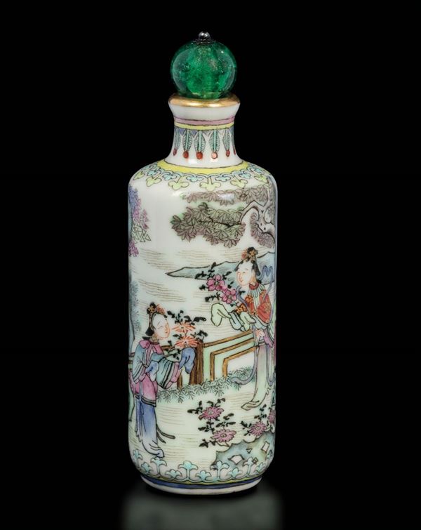 Snuff bottle in porcellana Famiglia Rosa a smalti policromi con figure di cortigiane con fiori entro paesaggio, Cina, Dinastia Qing, XVIII secolo