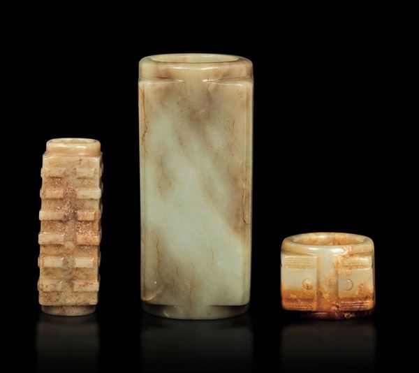 Lotto composto da tre piccoli vasi Cong scolpiti in giada gialla con decori a rilievo e incisi, Cina, Dinastia Han (206 a.C.-220 d.C.)