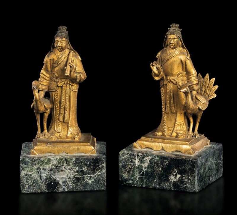 Coppia di sculture in miniatura in bronzo dorato raffiguranti monaci con pavoni montate su basi in marmo, Cina, Dinastia Qing, epoca Qianlong (1736-1796)  - Asta Fine Chinese Works of Art - Cambi Casa d'Aste