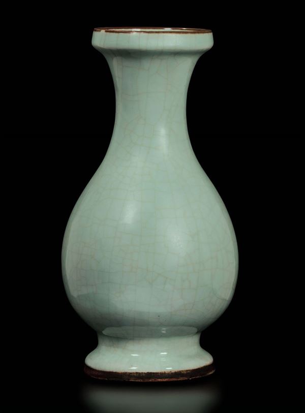 Vaso a bottiglia in porcellana Guan color acquamarina, Cina, Dinastia Qing, epoca Qianlong (1736-1796)