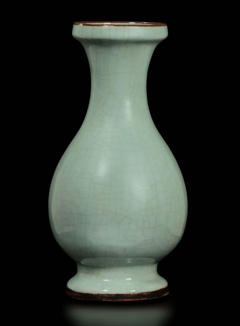 Vaso a bottiglia in porcellana Guan color acquamarina, Cina, Dinastia Qing, epoca Qianlong (1736-1796)  - Asta Fine Chinese Works of Art - Cambi Casa d'Aste