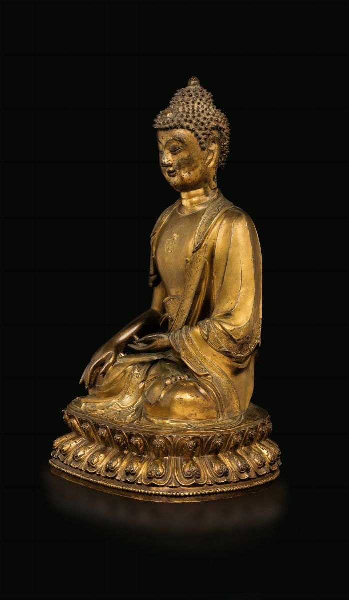 Grande e Magnifica Figura di Buddha Sakyamuni in Bronzo Dorato, Cina, Dinastia Ming, XV-XVI Secol...