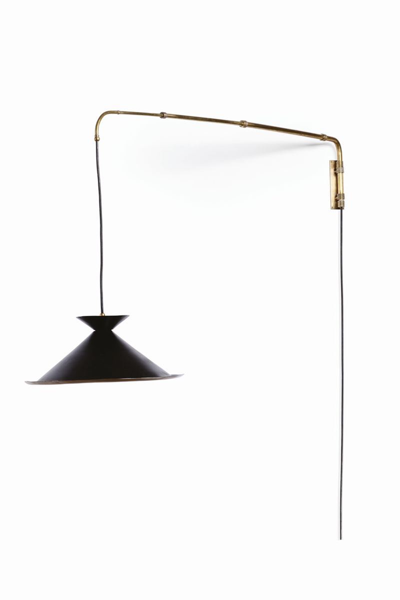 Lampada da parete estensibile con struttura in ottone e diffusore in alluminio laccato.  - Auction Design - Cambi Casa d'Aste