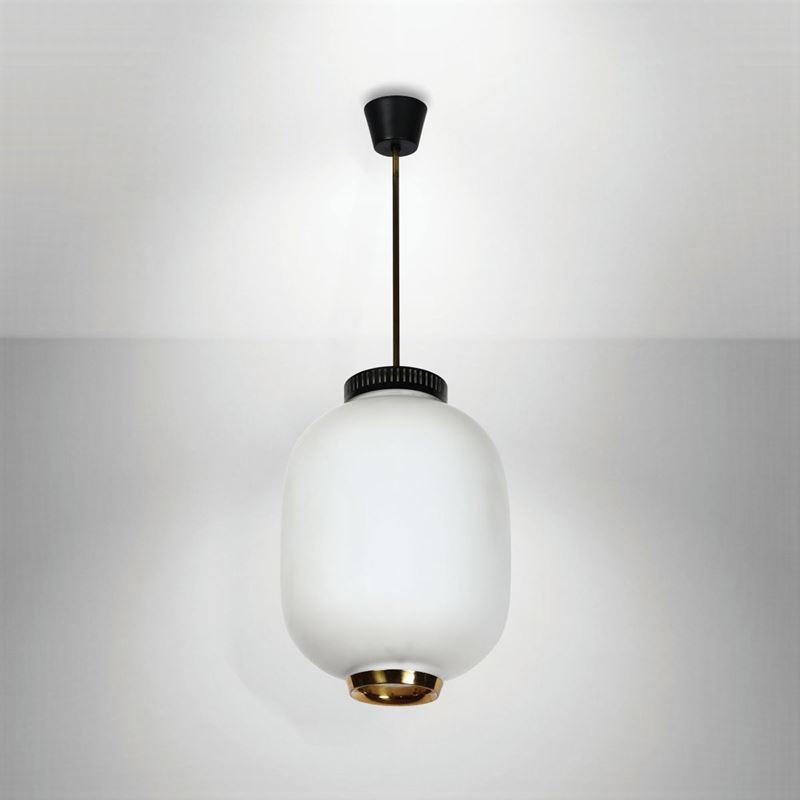Lampada a sospensione con struttura in ottone e diffusore in vetro opalino.  - Auction Design - Cambi Casa d'Aste