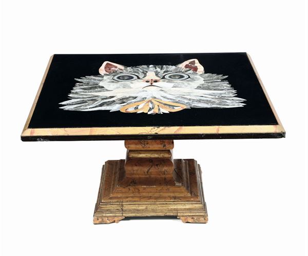 Tavolino con piano intarsiato in marmi colorati raffigurante testa di gatto
