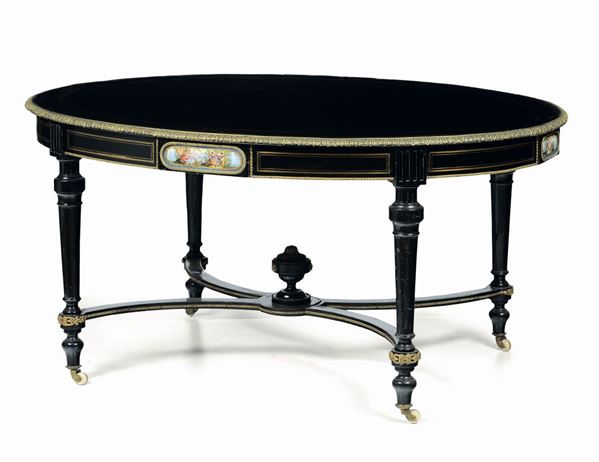 Tavolo ovale Napoleone III in legno ebanizzato con placche in porcellana, XIX secolo