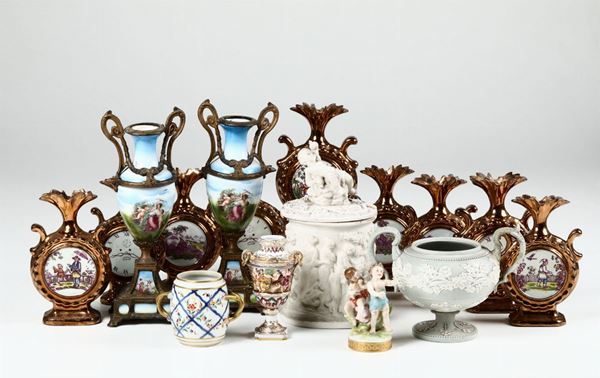 Lotto di vasi ed oggetti in porcellana e maiolica Varie manifatture, XX secolo