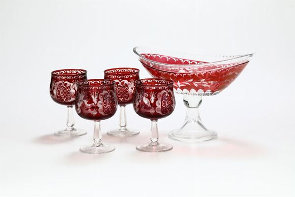 Gruppo di quattro bicchieri e coppa in cristallo di Boemia