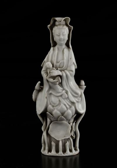 Due Gruppi in Porcellana Blanc De Chine Raffiguranti Guanyin Seduta su Fiore di Loto con Cagnolin...