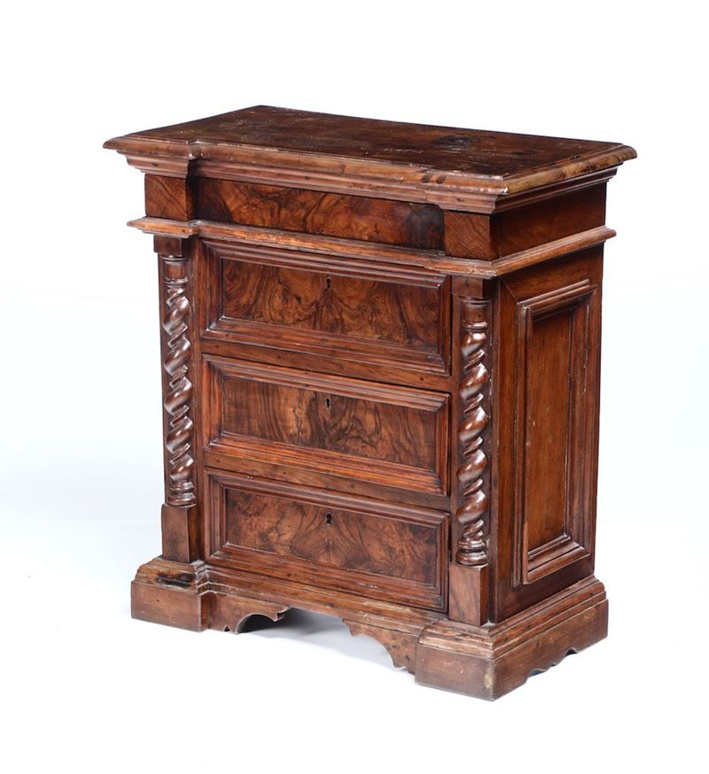 Comodino in stile a tre cassetti con montanti a torciglione, XIX-XX secolo  - Auction Furniture - Cambi Casa d'Aste