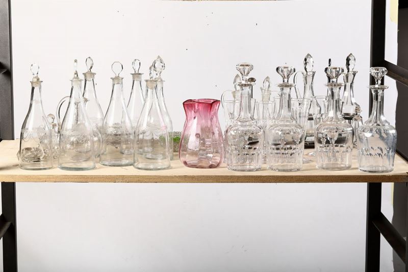 Lotto misto di vetri comprendente tra gli altri 7 bottiglie di vetro con incisioni, 4 bottiglie da liquore  - Auction Ceramics and Antiquities - Cambi Casa d'Aste