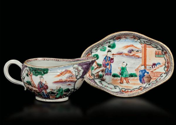 Salsiera con piattino in porcellana a smalti policromi con scene di vita comune, Cina, Dinastia Qing, epoca Qianlong (1736-1796)