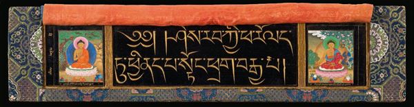 Legatura in legno rivestita in seta di libro religioso con figure di Buddha e iscrizione, Tibet, XVIII secolo