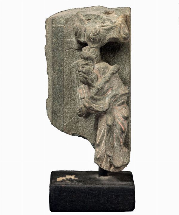Frammento in pietra scolpita con tracce di policromia raffigurante saggio, Cina, Dinastia Ming, XVI-XVII