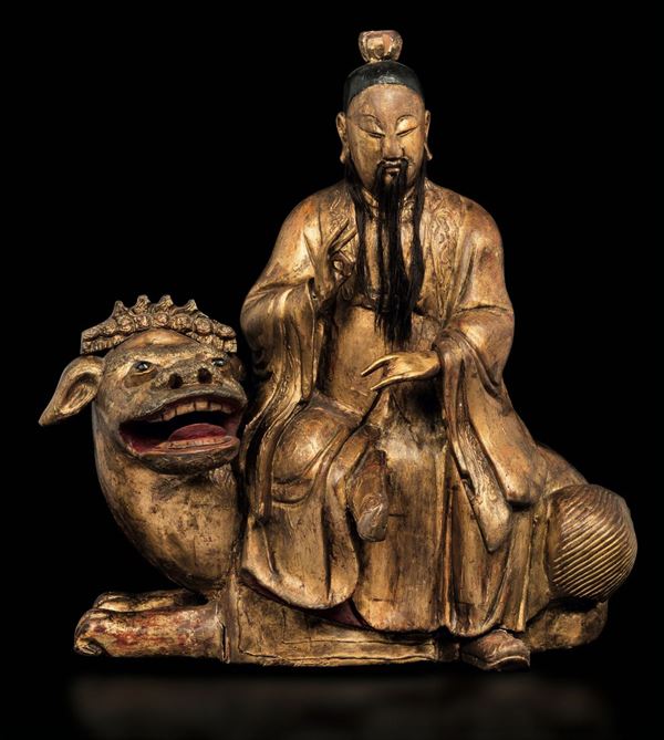 Figura di saggio seduto su cane di Pho in legno laccato e dorato, Cina, Dinastia Qing, XVIII secolo