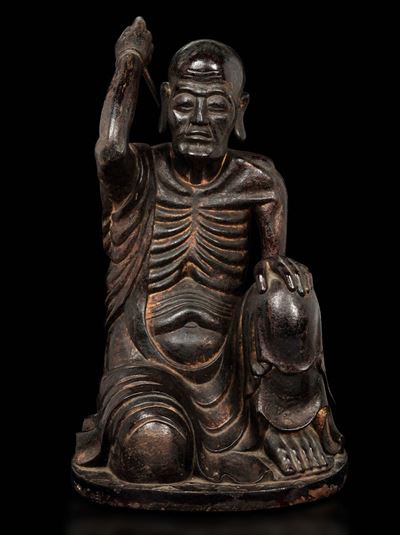 Grande Figura di Saggio in Legno Intagliato e Laccato con Tracce di Doratura, Cina, Dinastia Qing...