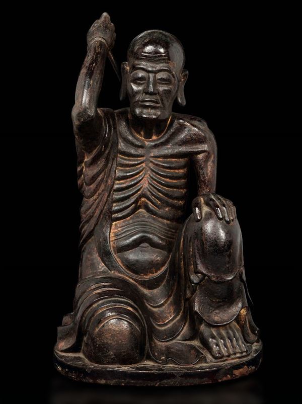 Grande figura di saggio in legno intagliato e laccato con tracce di doratura, Cina, Dinastia Qing, XVIII secolo